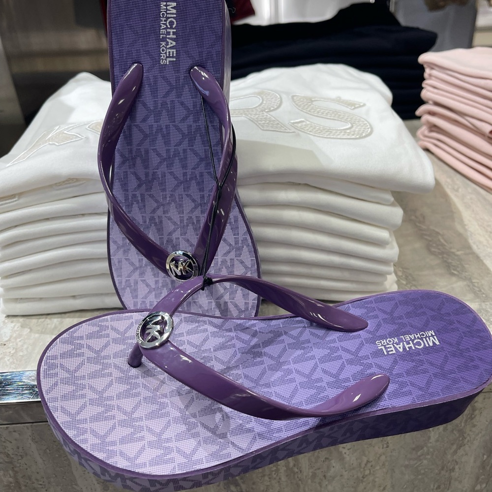 Michael Kors BEDFORD FLIP FLOP
PVC/OMBRE MK SIG
49R6BDFA1Q
Dark Purple 
Platform - Picture 5 of 16